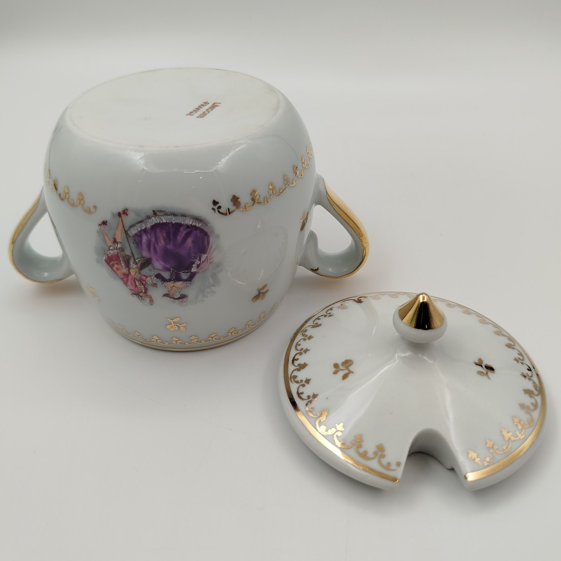 Сахарница, украшенная галантной сценой, фарфор, золочение, деколь, Limoges, Франция, 1980-2000 гг.
