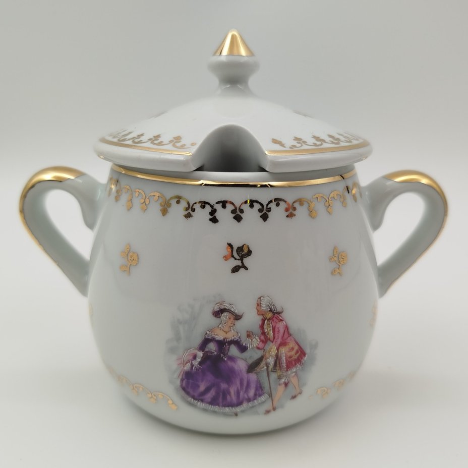 Сахарница, украшенная галантной сценой, фарфор, золочение, деколь, Limoges, Франция, 1980-2000 гг., Limoges