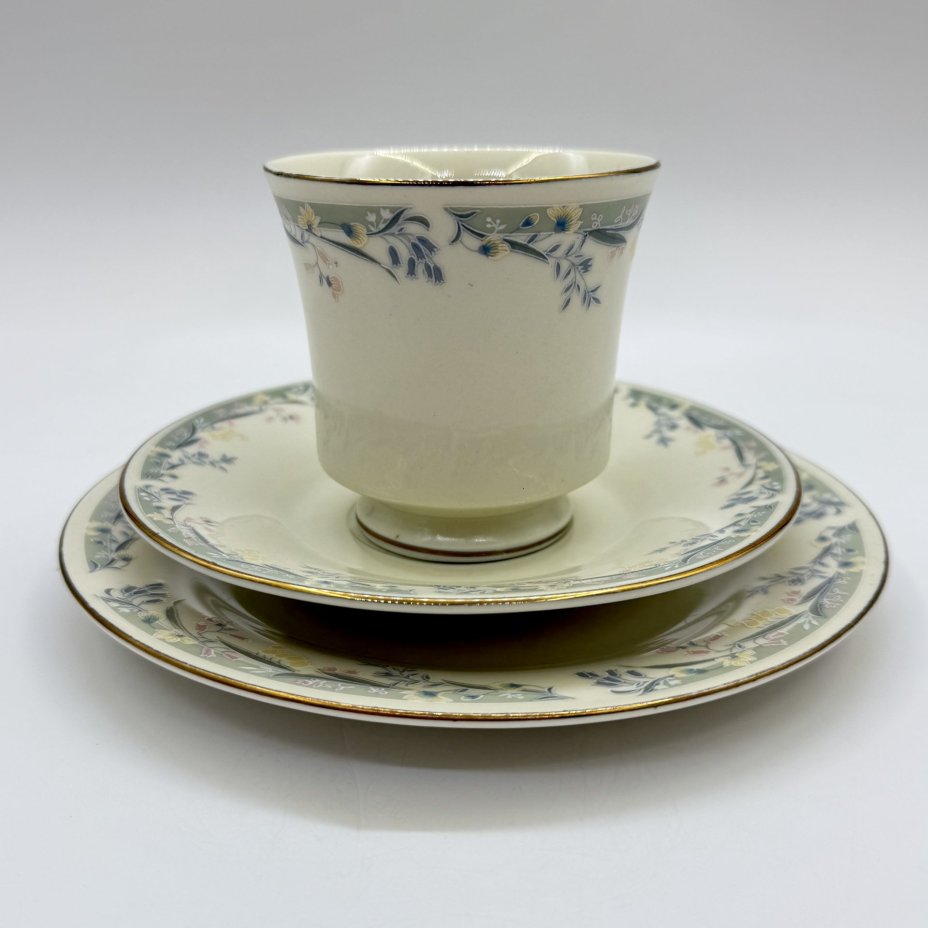 Кофейное трио с флоральным декором, фарфор, деколь, золочение, Китай, 1990-2010 гг.