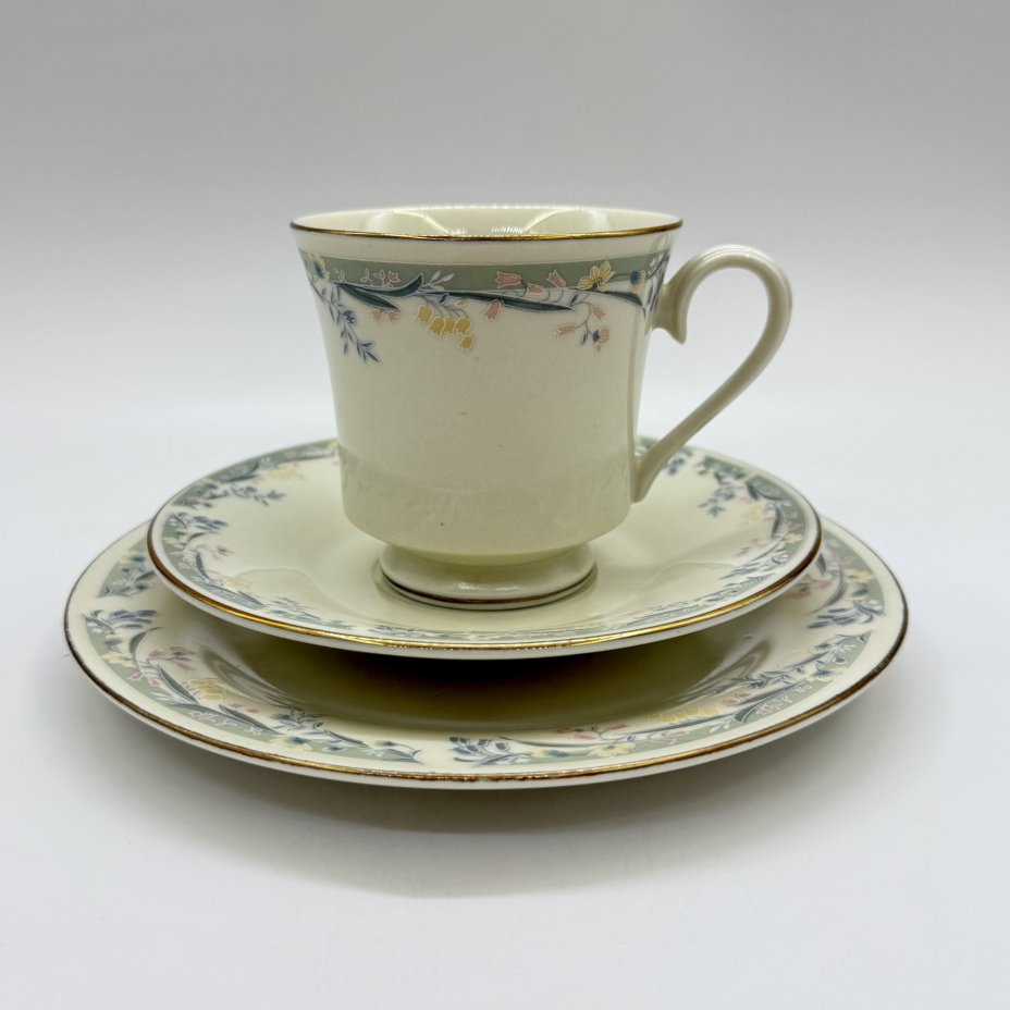 Кофейное трио с флоральным декором, фарфор, деколь, золочение, Китай, 1990-2010 гг.