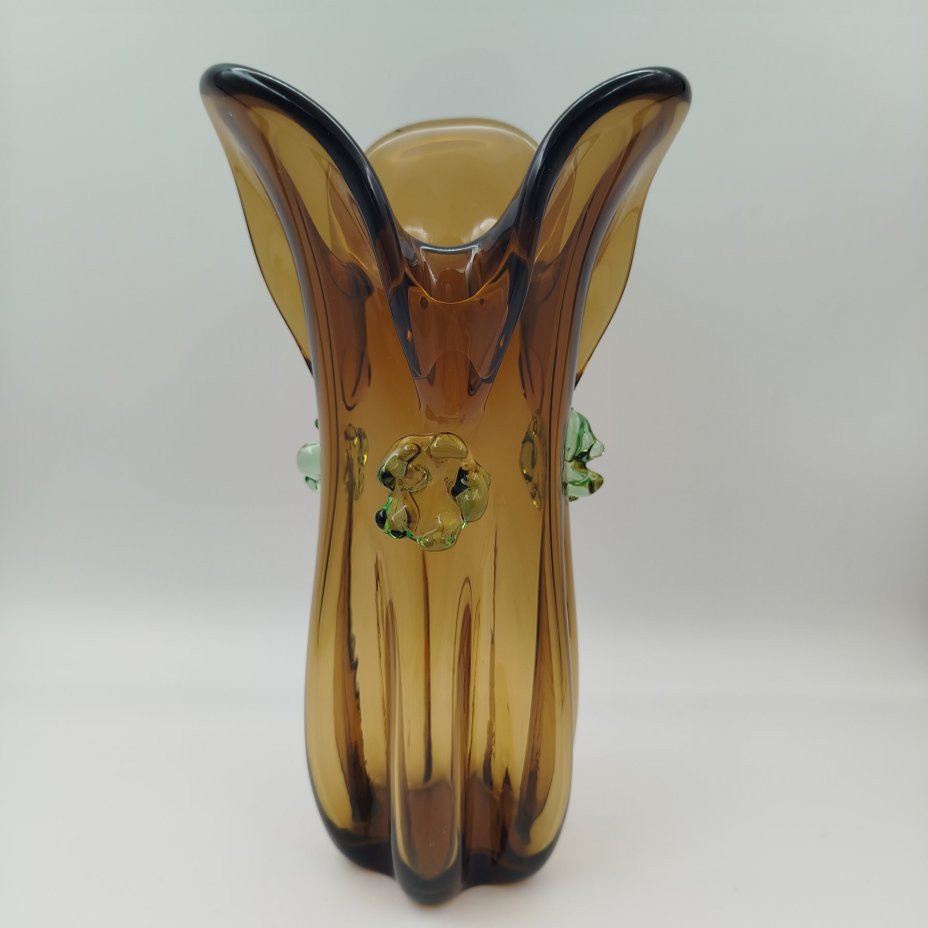 Ваза янтарного оттенка с фигурной трехлепестковой горловиной, цветное стекло, налепы, гутная техника, Ленинградский стекольный комбинат «Победа» (Колпино), СССР, 1960-1990 гг.