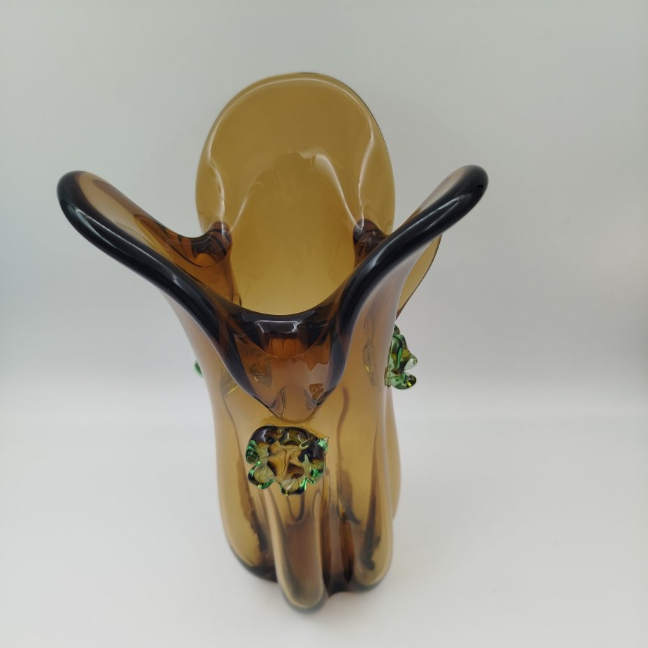 Ваза янтарного оттенка с фигурной трехлепестковой горловиной, цветное стекло, налепы, гутная техника, Ленинградский стекольный комбинат «Победа» (Колпино), СССР, 1960-1990 гг.