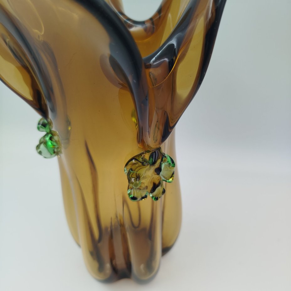 Ваза янтарного оттенка с фигурной трехлепестковой горловиной, цветное стекло, налепы, гутная техника, Ленинградский стекольный комбинат «Победа» (Колпино), СССР, 1960-1990 гг.