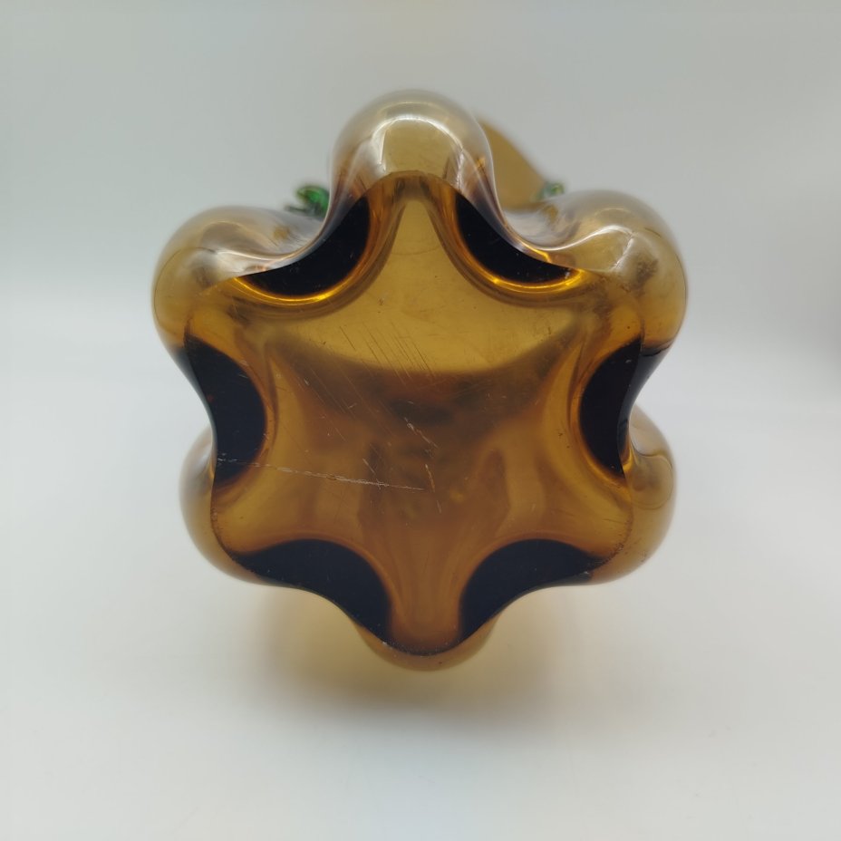 Ваза янтарного оттенка с фигурной трехлепестковой горловиной, цветное стекло, налепы, гутная техника, Ленинградский стекольный комбинат «Победа» (Колпино), СССР, 1960-1990 гг.