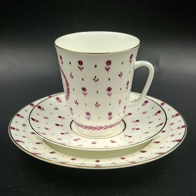 Трио кофейное с буквой "М" и нежным цветочным декором в пурпурной гамме, фарфор, деколь, золочение, Ленинградский фарфоровый завод (ЛФЗ), СССР, 1970-1992 гг.