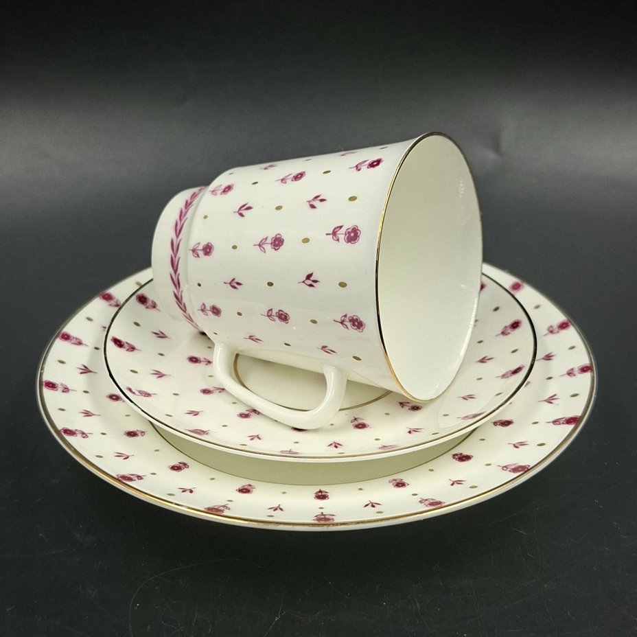 Трио кофейное с буквой "М" и нежным цветочным декором в пурпурной гамме, фарфор, деколь, золочение, Ленинградский фарфоровый завод (ЛФЗ), СССР, 1970-1992 гг.