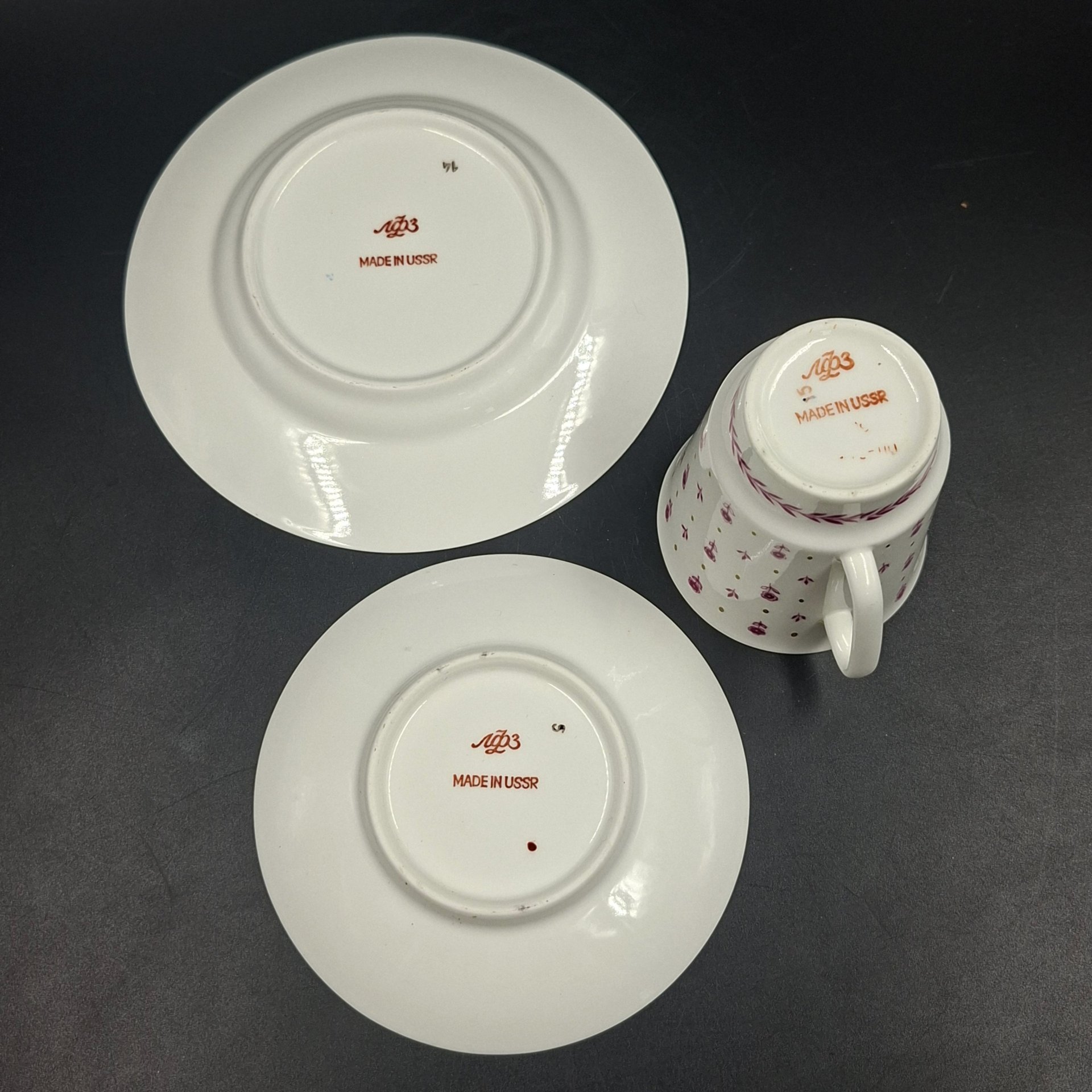 Трио кофейное с буквой "М" и нежным цветочным декором в пурпурной гамме, фарфор, деколь, золочение, Ленинградский фарфоровый завод (ЛФЗ), СССР, 1970-1992 гг.