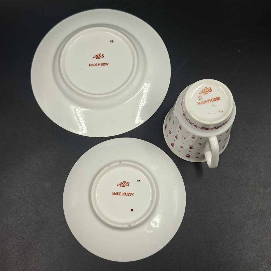 Трио кофейное с буквой "М" и нежным цветочным декором в пурпурной гамме, фарфор, деколь, золочение, Ленинградский фарфоровый завод (ЛФЗ), СССР, 1970-1992 гг.