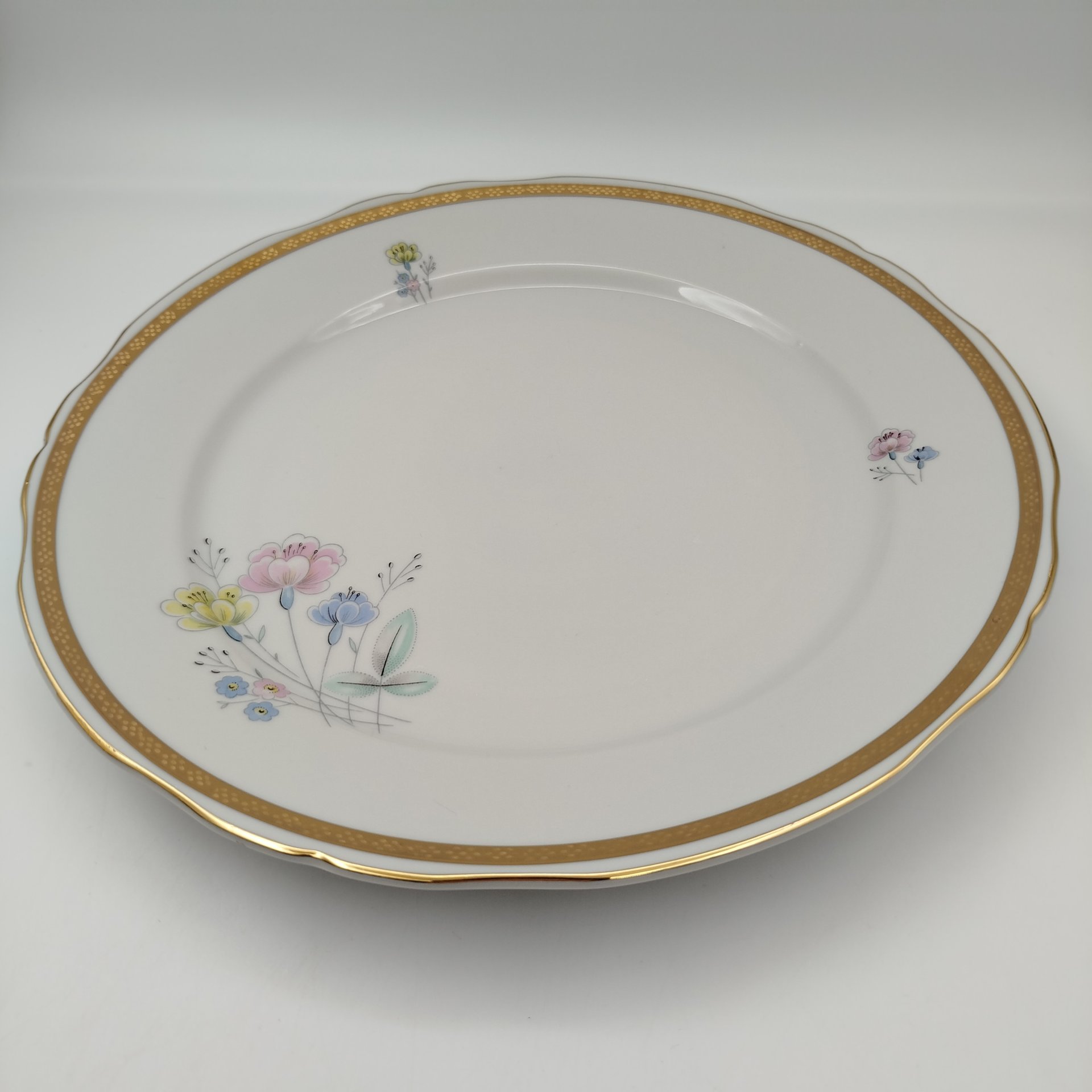 Блюдо с цветочным декором и золотистым кантом, фарфор, деколь, золочение, Porzellanfabrik Kalk (KPE), ГДР, 1950-1990 гг.