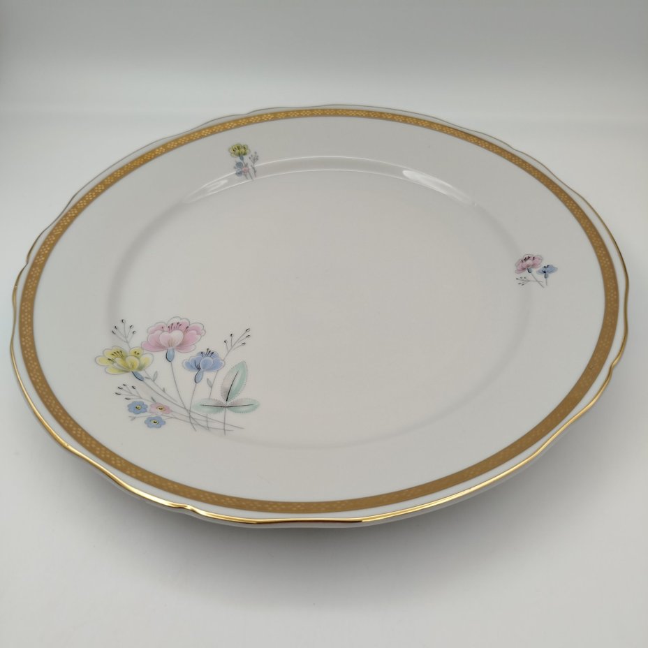 Блюдо с цветочным декором и золотистым кантом, фарфор, деколь, золочение, Porzellanfabrik Kalk (KPE), ГДР, 1950-1990 гг.