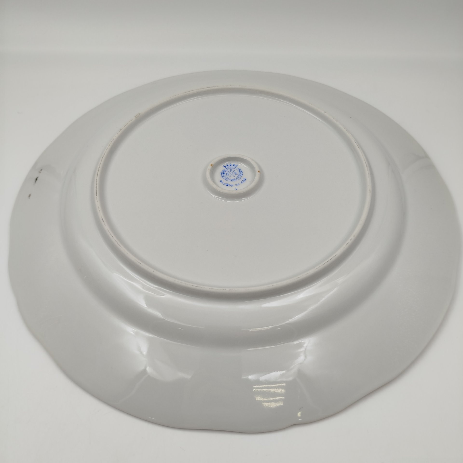 Блюдо с цветочным декором и золотистым кантом, фарфор, деколь, золочение, Porzellanfabrik Kalk (KPE), ГДР, 1950-1990 гг.