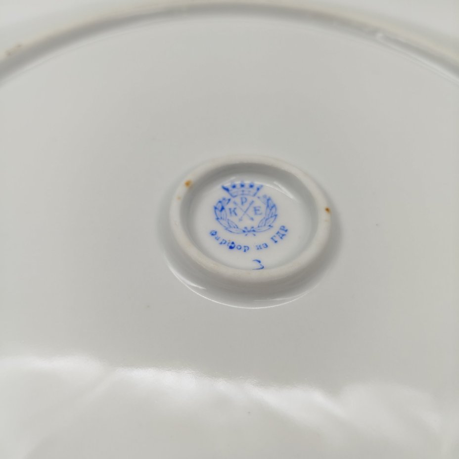 Блюдо с цветочным декором и золотистым кантом, фарфор, деколь, золочение, Porzellanfabrik Kalk (KPE), ГДР, 1950-1990 гг.