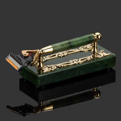 Бритвенный станок с подставкой, украшенной орнаментальным декором в подарочной коробке, латунь, нефрит,  золочение, пластик, Златоуст, Российская Федерация, 2025 г.