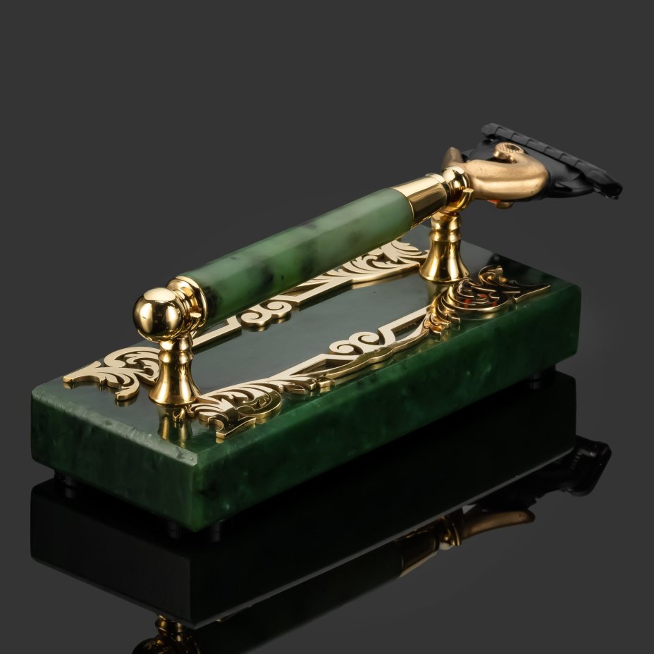 Бритвенный станок с подставкой, украшенной орнаментальным декором в подарочной коробке, латунь, нефрит,  золочение, пластик, Златоуст, Российская Федерация, 2025 г.