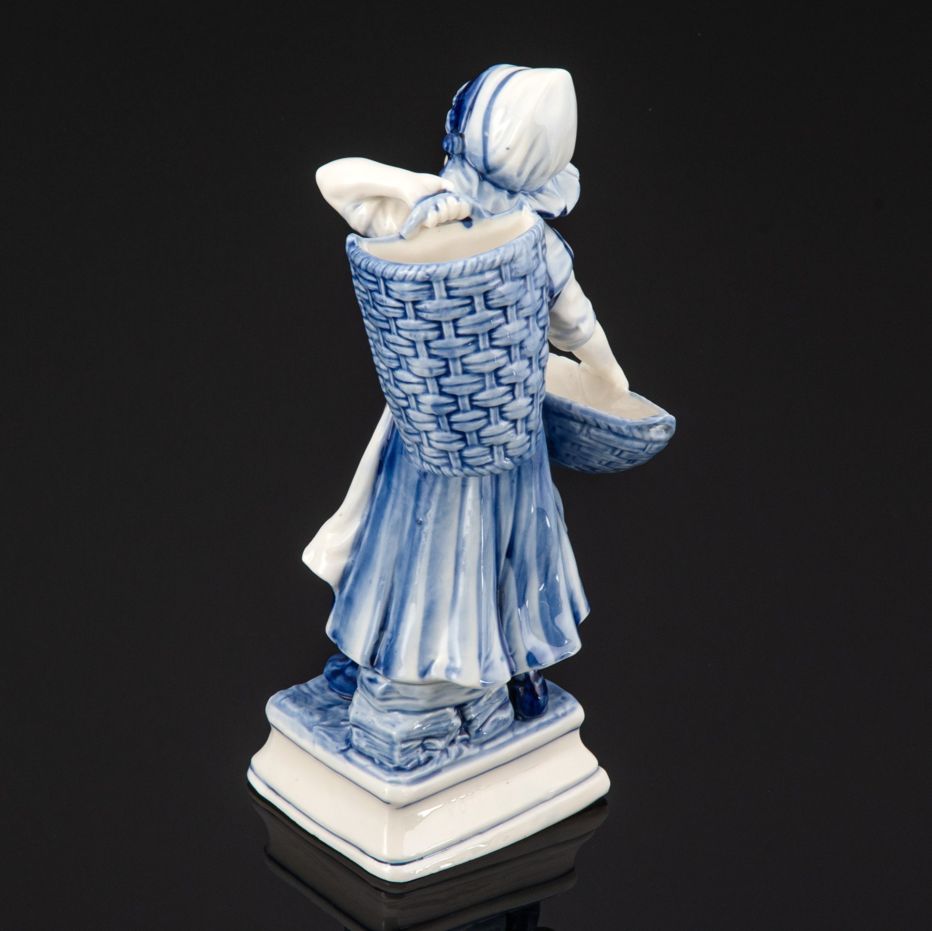 Статуэтка Голландской крестьянки с корзинами, Delfts Blauw