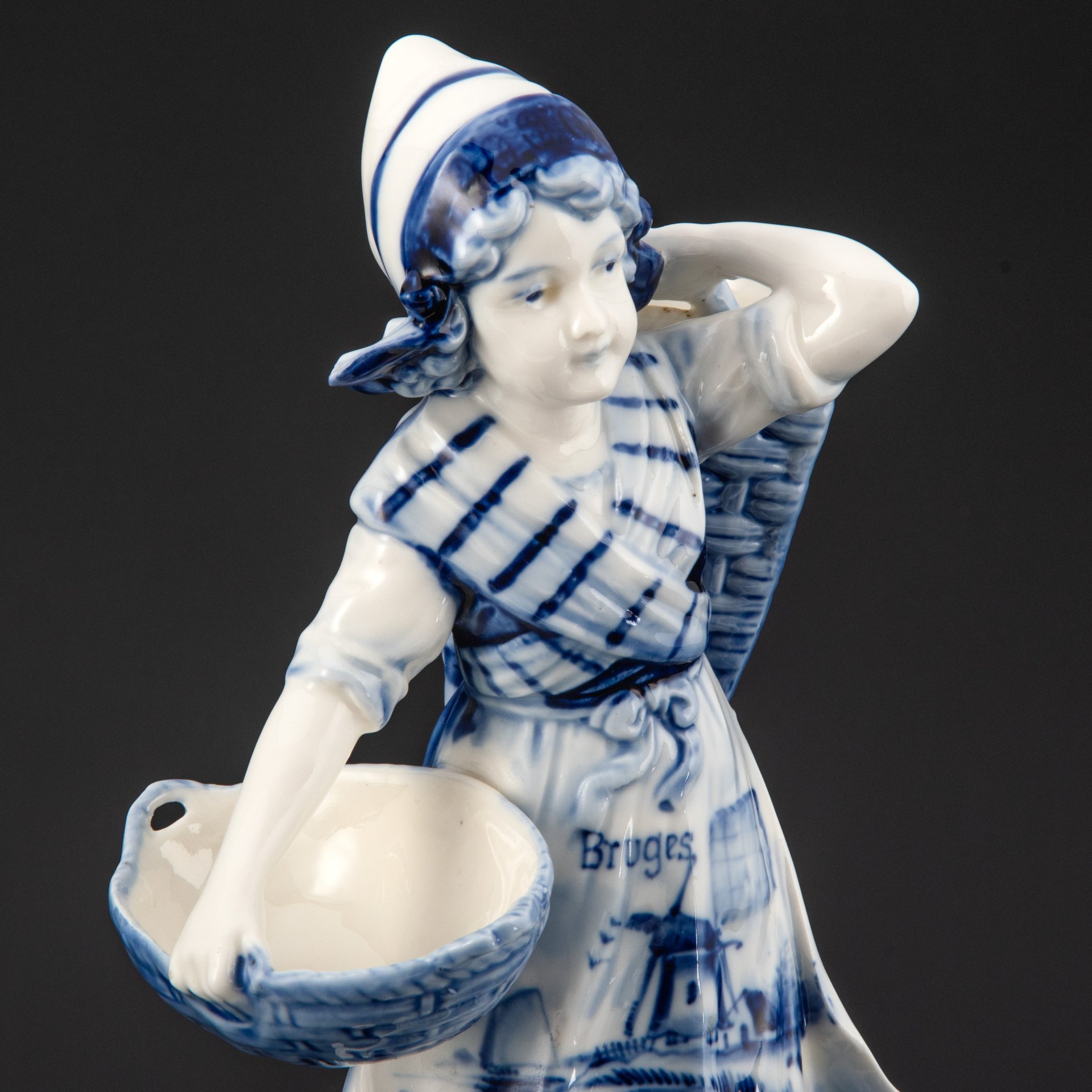 Статуэтка Голландской крестьянки с корзинами, Delfts Blauw