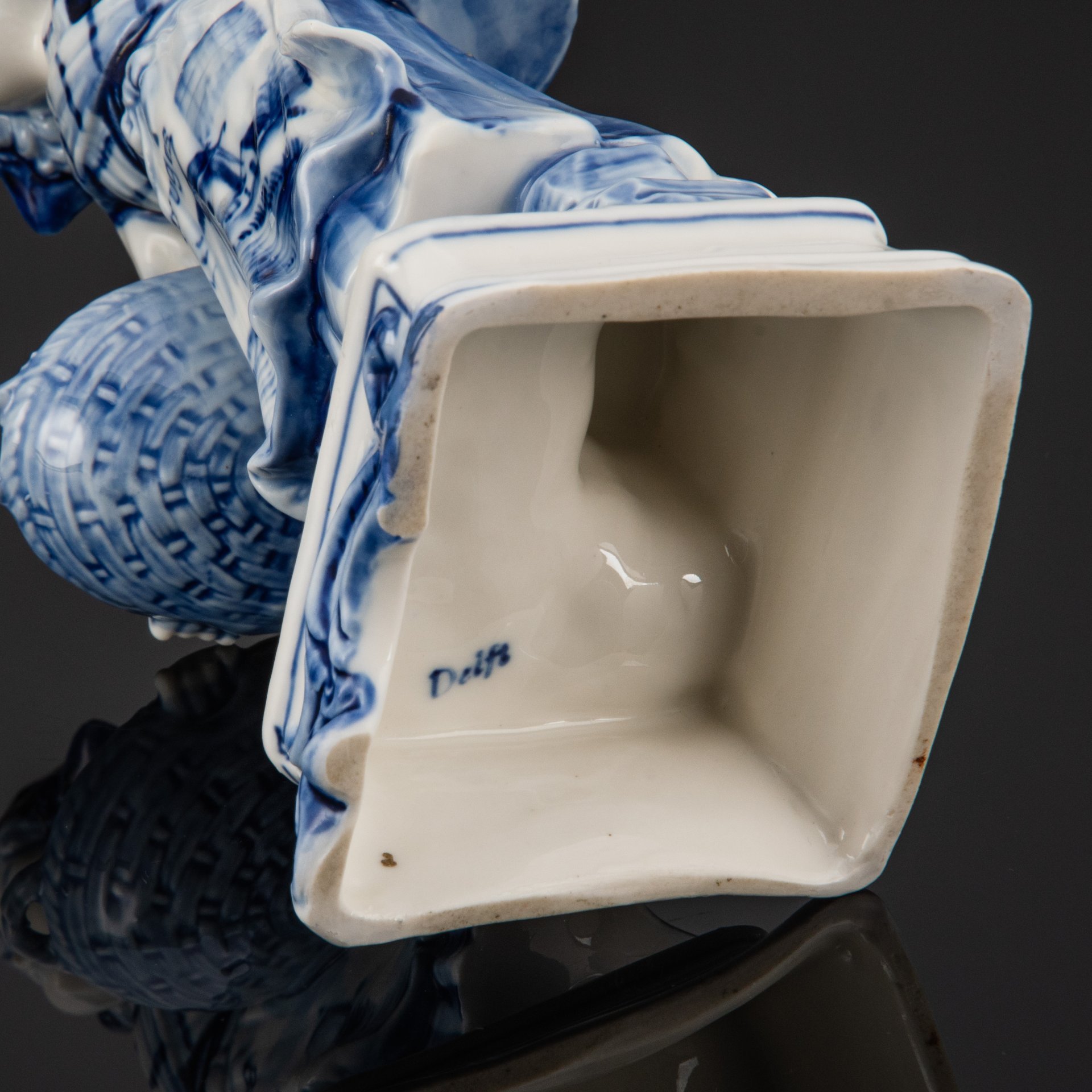 Статуэтка Голландской крестьянки с корзинами, Delfts Blauw