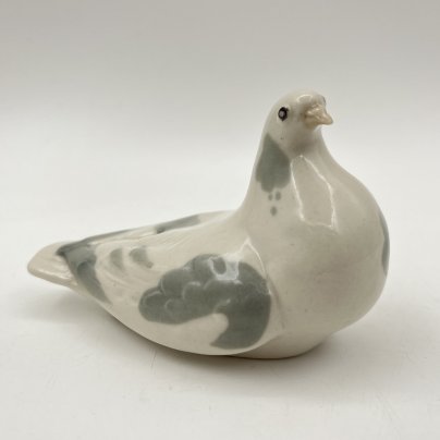 Статуэтка "Голубь", автор формы и росписи Э.М. Криммер, фарфор, роспись, аэрография, Ленинградский фарфоровый завод (ЛФЗ), СССР, 1970-1990 гг.