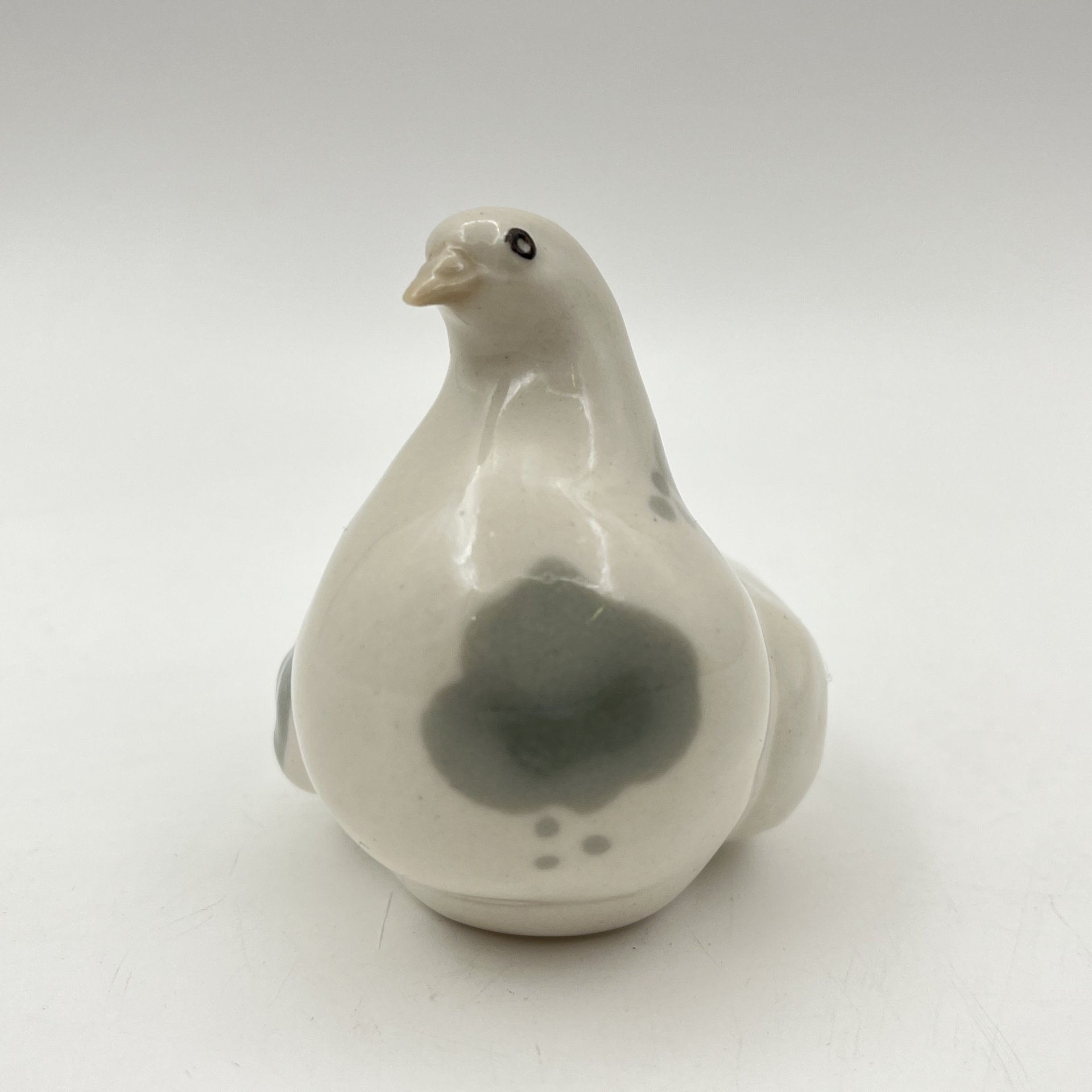 Статуэтка "Голубь", автор формы и росписи Э.М. Криммер, фарфор, роспись, аэрография, Ленинградский фарфоровый завод (ЛФЗ), СССР, 1970-1990 гг.