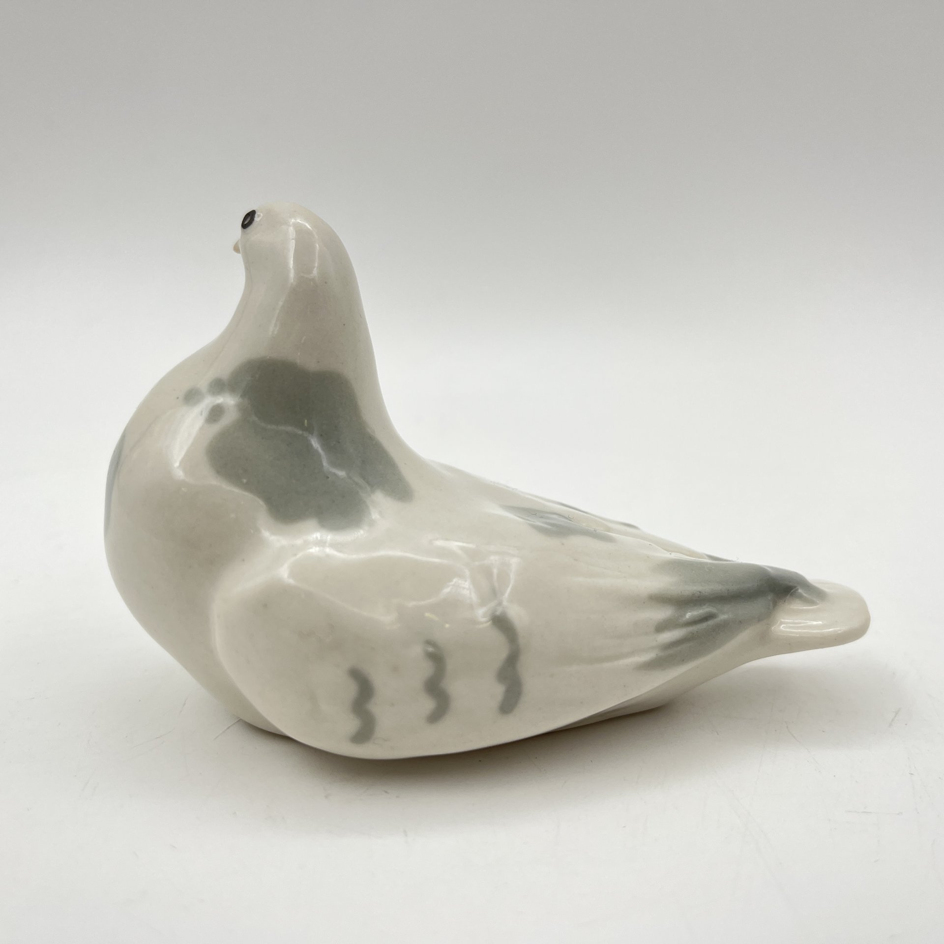 Статуэтка "Голубь", автор формы и росписи Э.М. Криммер, фарфор, роспись, аэрография, Ленинградский фарфоровый завод (ЛФЗ), СССР, 1970-1990 гг.