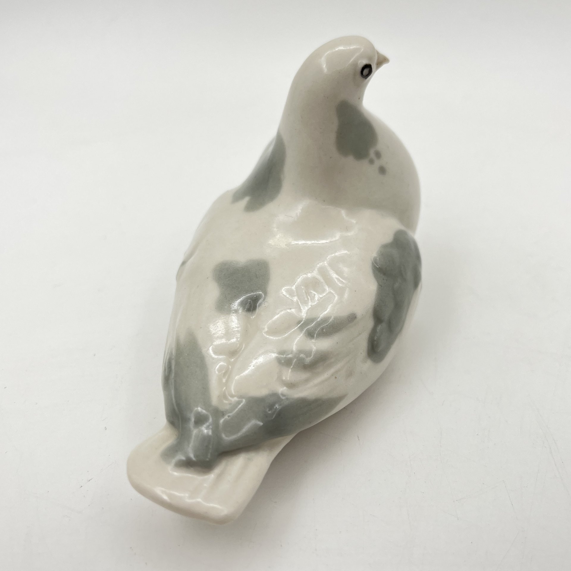 Статуэтка "Голубь", автор формы и росписи Э.М. Криммер, фарфор, роспись, аэрография, Ленинградский фарфоровый завод (ЛФЗ), СССР, 1970-1990 гг.