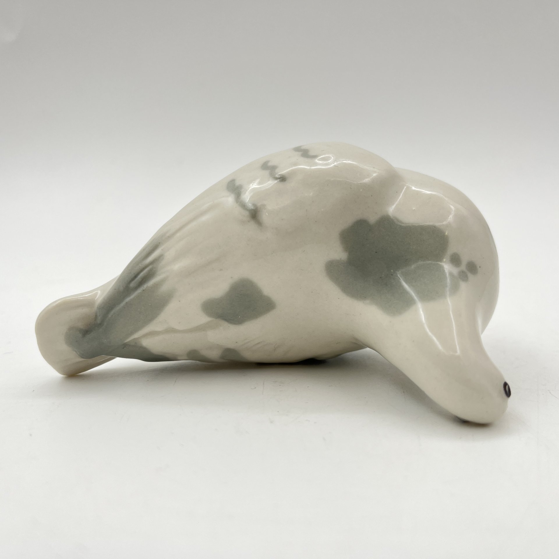 Статуэтка "Голубь", автор формы и росписи Э.М. Криммер, фарфор, роспись, аэрография, Ленинградский фарфоровый завод (ЛФЗ), СССР, 1970-1990 гг.