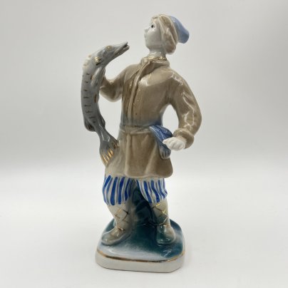 Статуэтка "Емеля со щукой", автор Т. Н. Сапожникова, фарфор, роспись, золочение, Турыгинский фарфоровый завод артели «Художественная керамика» (Гжель), СССР, 1970-1990 гг.