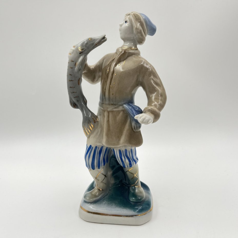 Статуэтка "Емеля со щукой", автор Т. Н. Сапожникова, фарфор, роспись, золочение, Турыгинский фарфоровый завод артели «Художественная керамика» (Гжель), СССР, 1970-1990 гг.