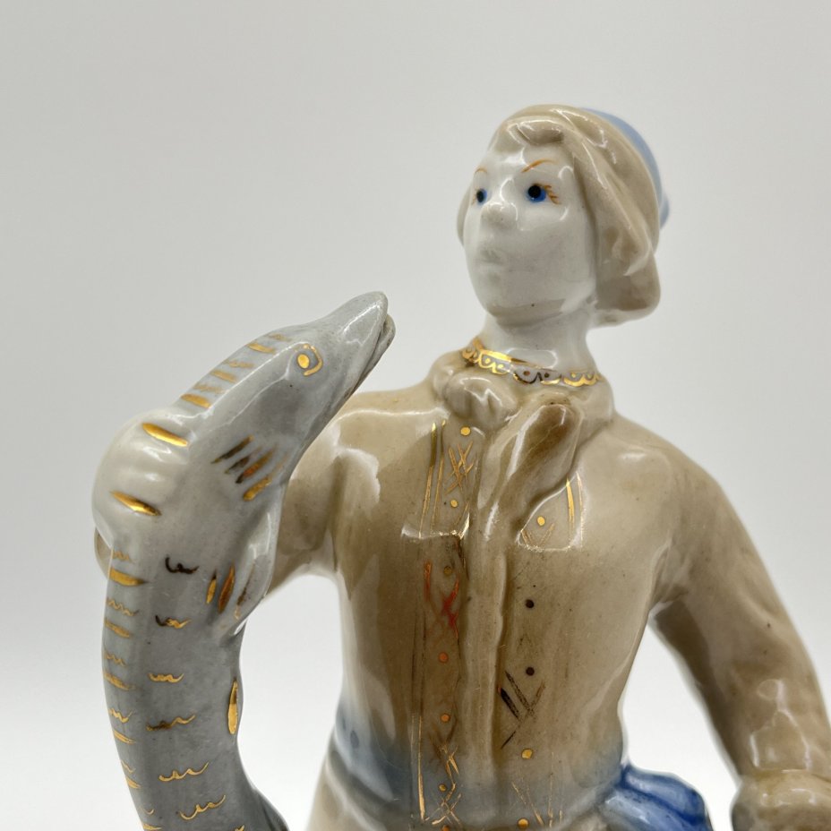 Статуэтка "Емеля со щукой", автор Т. Н. Сапожникова, фарфор, роспись, золочение, Турыгинский фарфоровый завод артели «Художественная керамика» (Гжель), СССР, 1970-1990 гг.