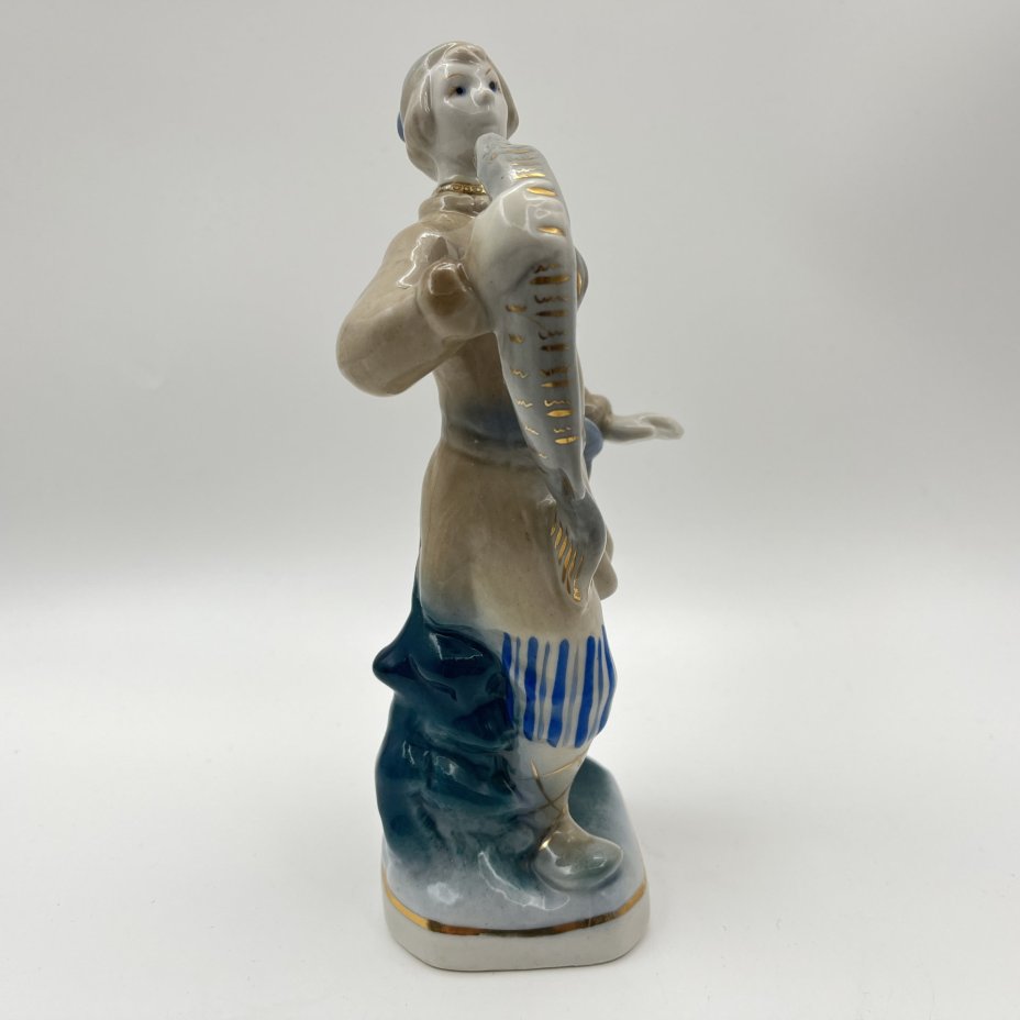 Статуэтка "Емеля со щукой", автор Т. Н. Сапожникова, фарфор, роспись, золочение, Турыгинский фарфоровый завод артели «Художественная керамика» (Гжель), СССР, 1970-1990 гг.