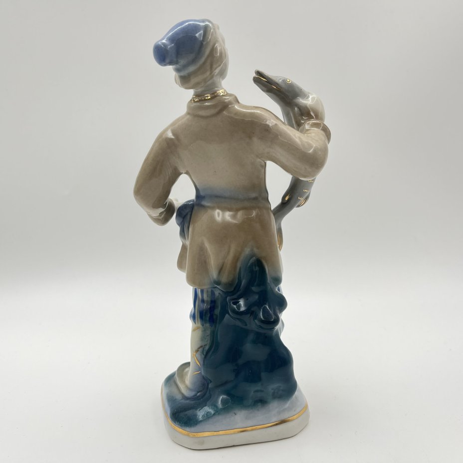 Статуэтка "Емеля со щукой", автор Т. Н. Сапожникова, фарфор, роспись, золочение, Турыгинский фарфоровый завод артели «Художественная керамика» (Гжель), СССР, 1970-1990 гг.