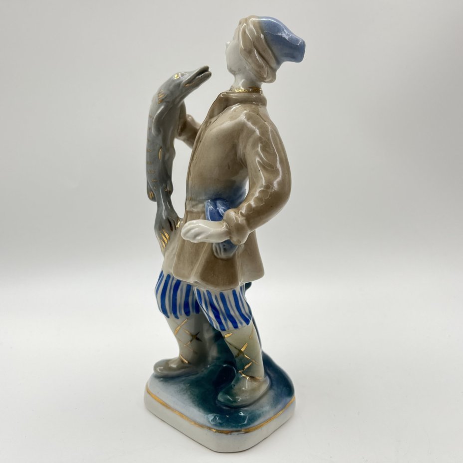 Статуэтка "Емеля со щукой", автор Т. Н. Сапожникова, фарфор, роспись, золочение, Турыгинский фарфоровый завод артели «Художественная керамика» (Гжель), СССР, 1970-1990 гг.