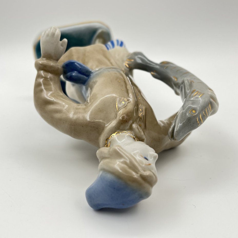 Статуэтка "Емеля со щукой", автор Т. Н. Сапожникова, фарфор, роспись, золочение, Турыгинский фарфоровый завод артели «Художественная керамика» (Гжель), СССР, 1970-1990 гг.