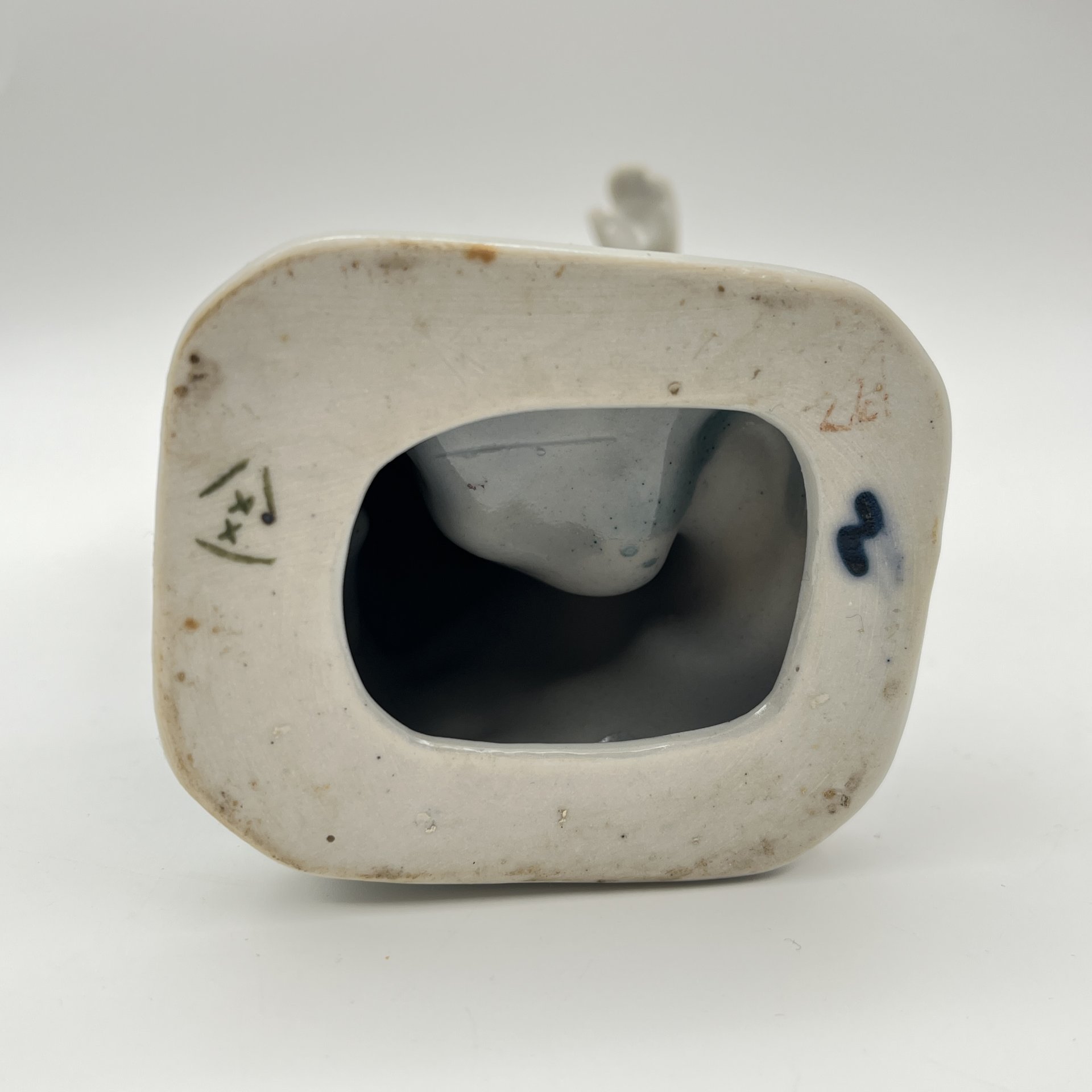 Статуэтка "Емеля со щукой", автор Т. Н. Сапожникова, фарфор, роспись, золочение, Турыгинский фарфоровый завод артели «Художественная керамика» (Гжель), СССР, 1970-1990 гг.