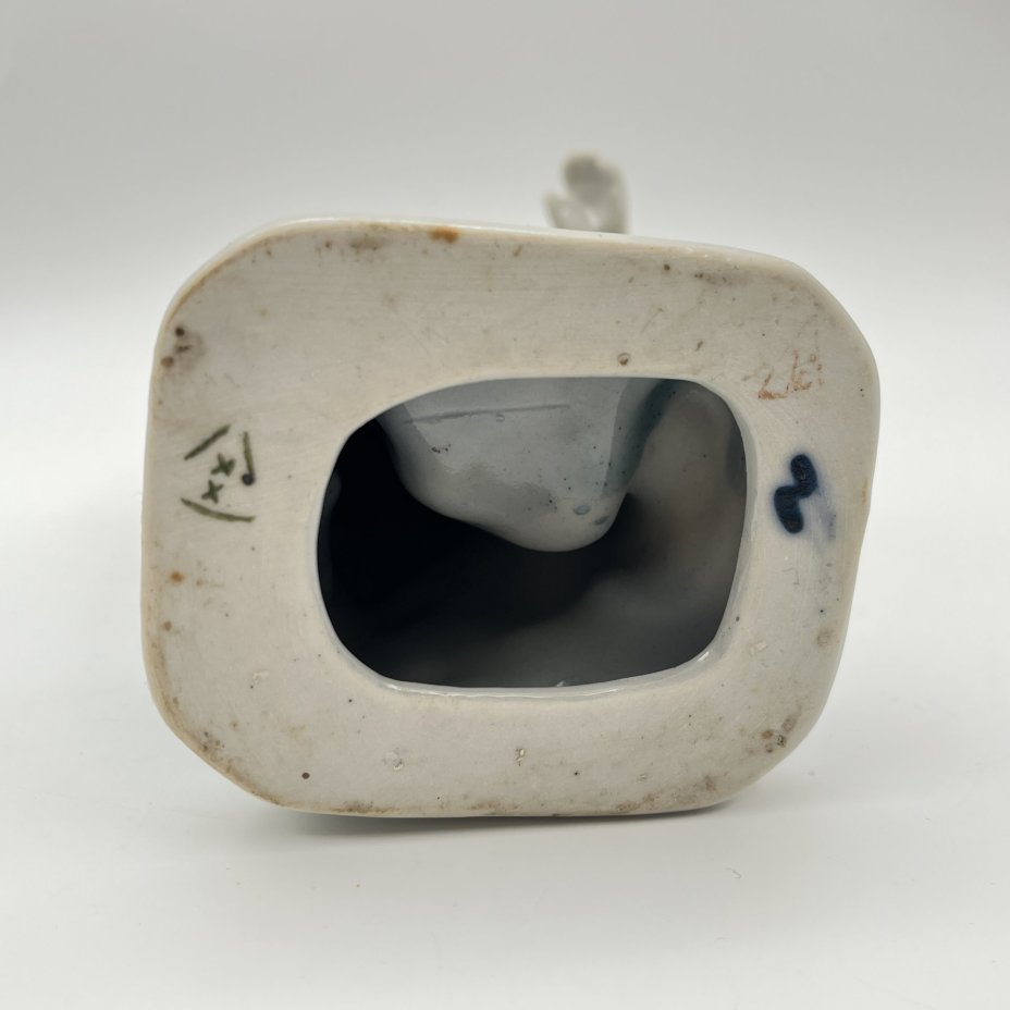 Статуэтка "Емеля со щукой", автор Т. Н. Сапожникова, фарфор, роспись, золочение, Турыгинский фарфоровый завод артели «Художественная керамика» (Гжель), СССР, 1970-1990 гг.