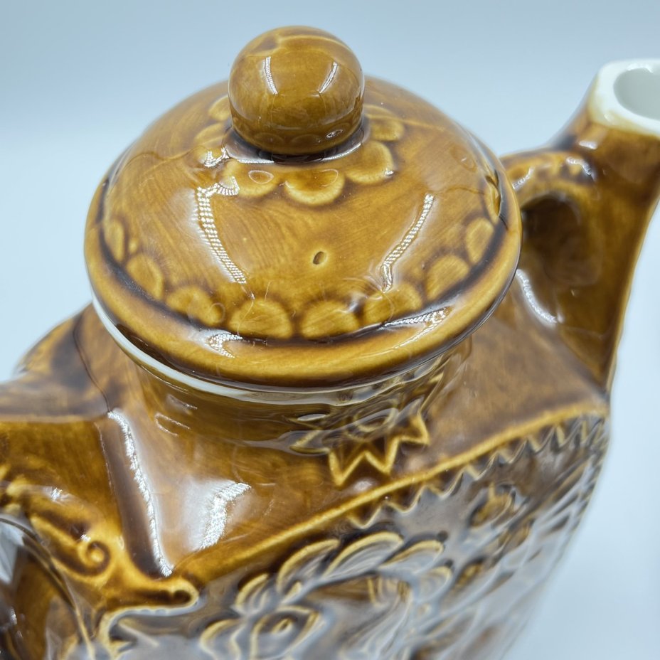 Чайник доливной "Витязь" с фигурным декором, фаянс, глазурь, Московский завод «Изолятор», СССР, 1970-1980 гг.