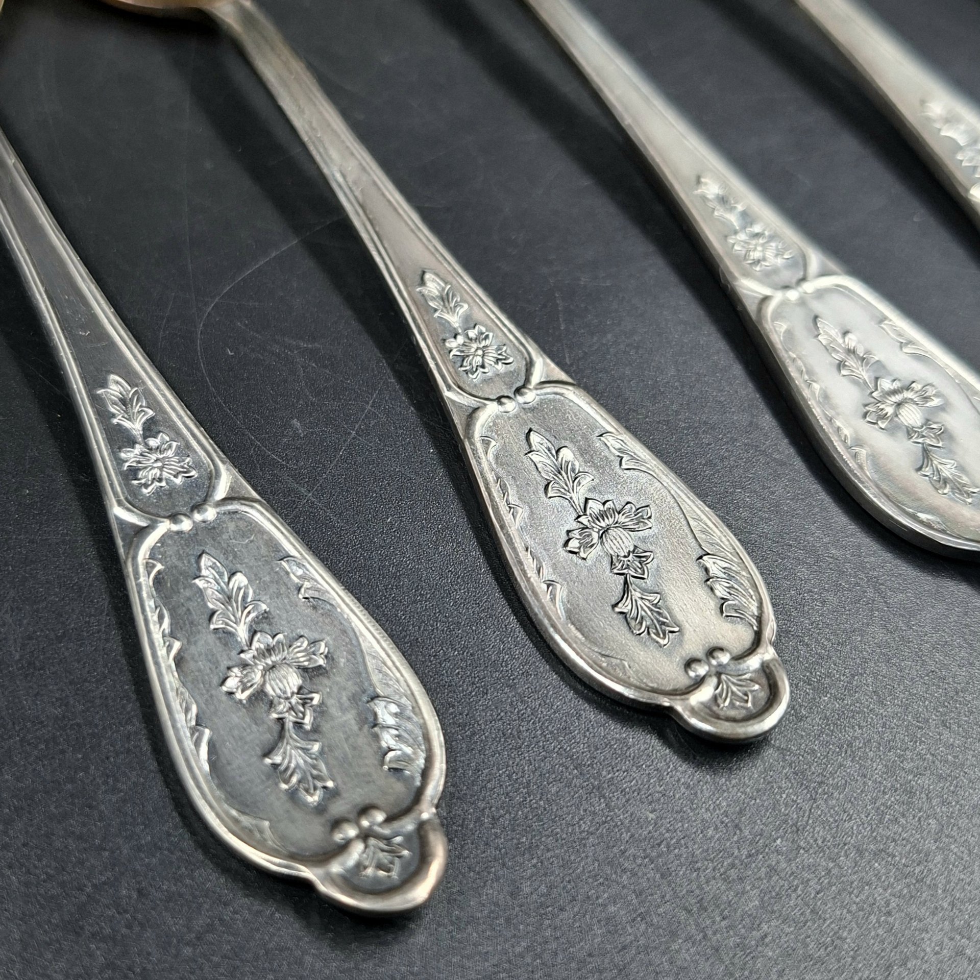 Набор из шести чайных ложек с растительным декором, мНЦ (медь-никель-цинк), золочение, Мстерская художественная фабрика  «Ювелир», СССР, 1980 г.