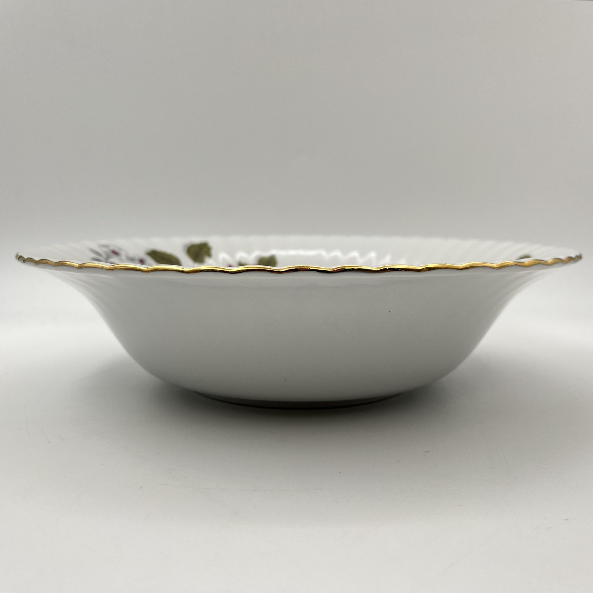 Салатник, украшенный изображением розы