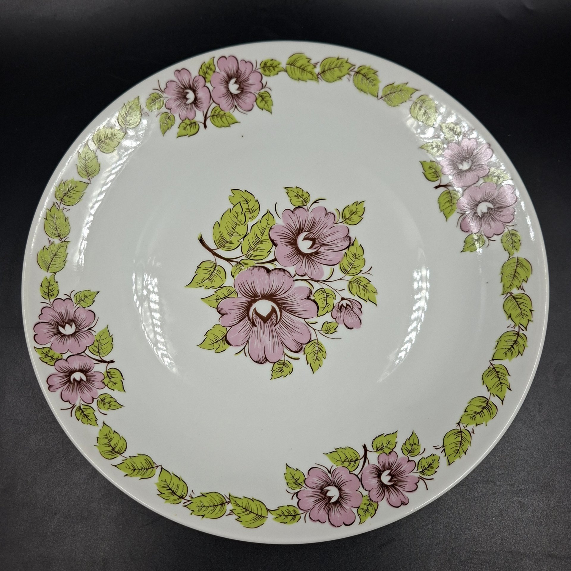 Блюдо круглое с цветочным декором в розово-зеленой гамме, фарфор, печать, Epiag Royal Czechoslovakia, Чехословакия, 1970-1990 гг.
