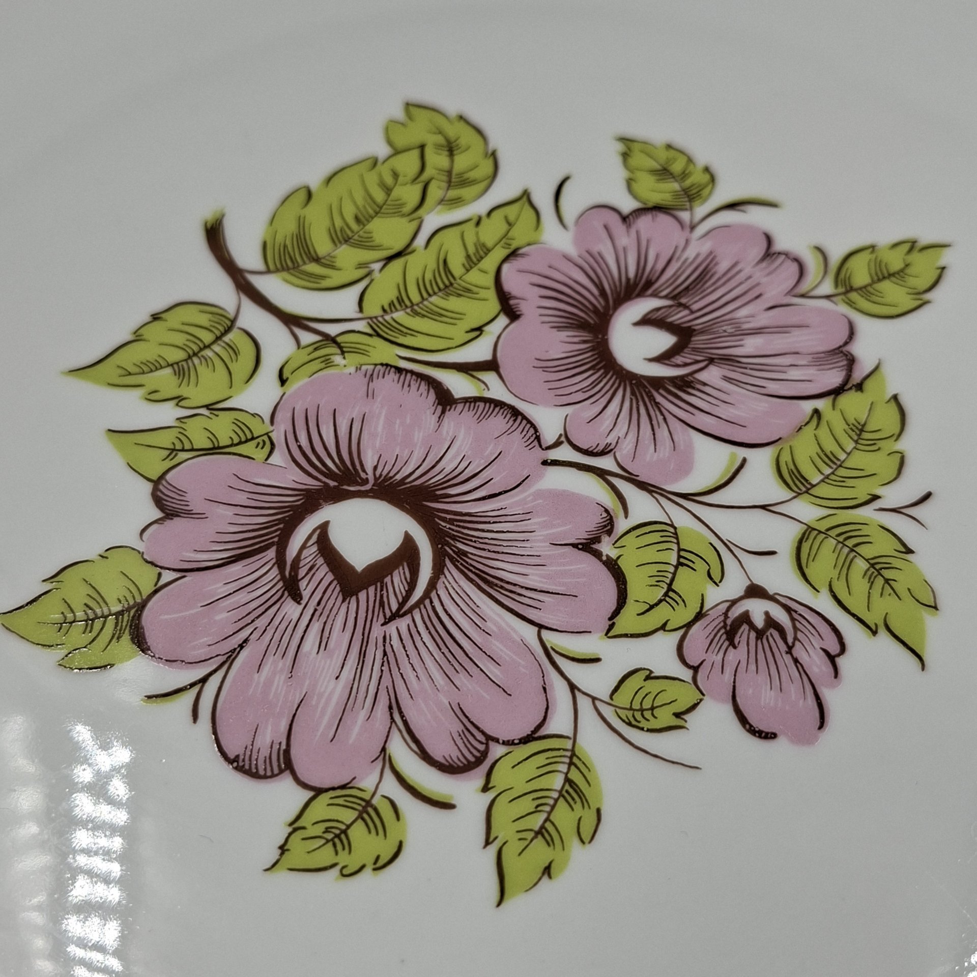 Блюдо круглое с цветочным декором в розово-зеленой гамме, фарфор, печать, Epiag Royal Czechoslovakia, Чехословакия, 1970-1990 гг.