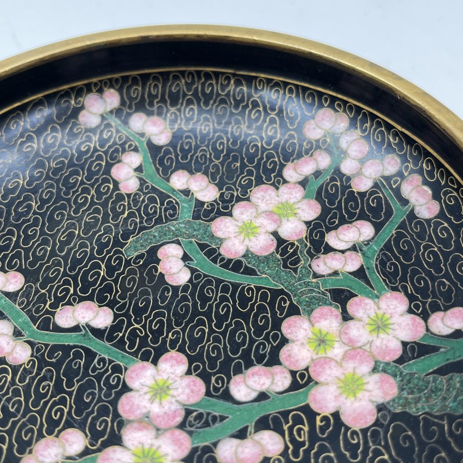 Розетка декоративная (блюдце) с изображением сливы мэйхуа на черном облачном фоне, латунь, перегородчатая эмаль (клуазоне), Китай, 1950-1970 гг.