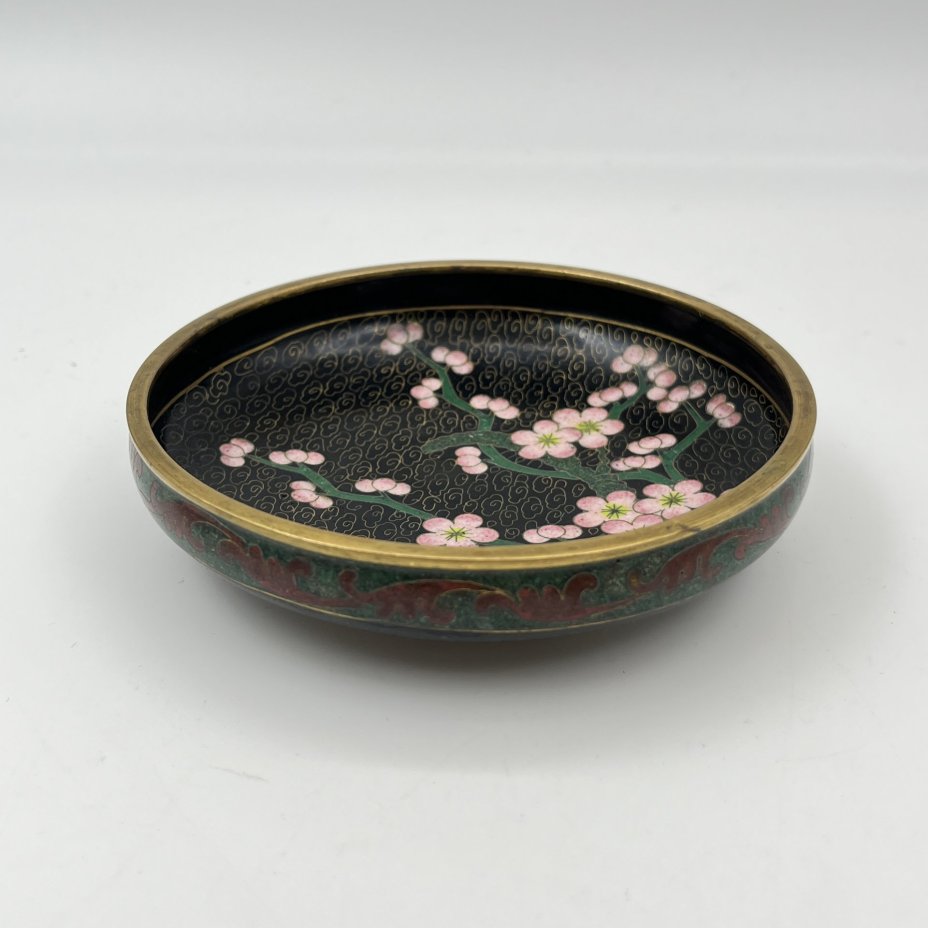 Розетка декоративная (блюдце) с изображением сливы мэйхуа на черном облачном фоне, латунь, перегородчатая эмаль (клуазоне), Китай, 1950-1970 гг.