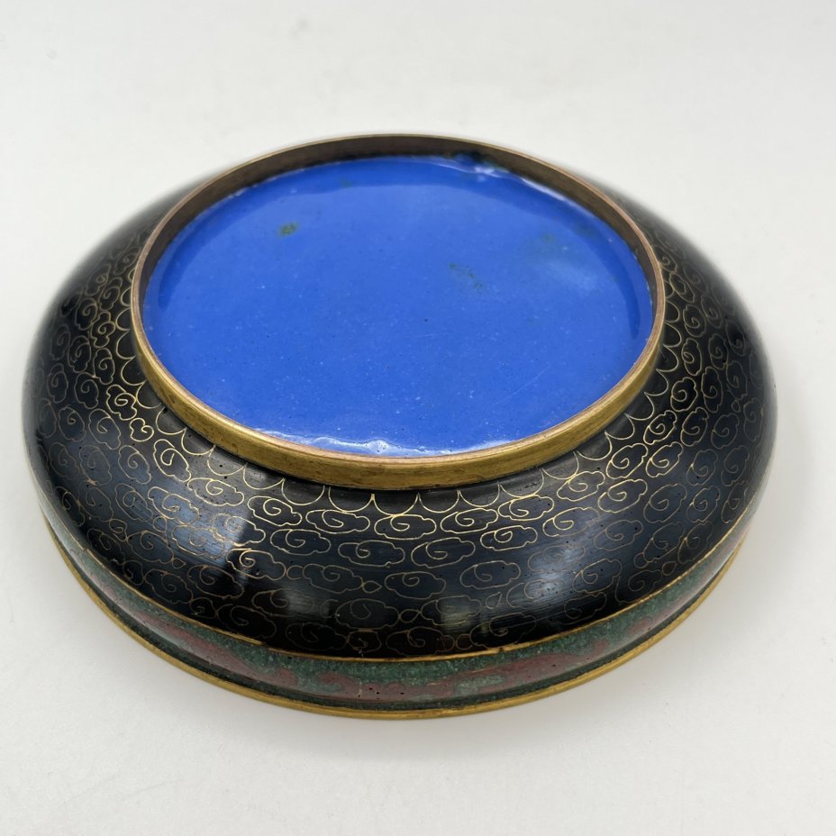 Розетка декоративная (блюдце) с изображением сливы мэйхуа на черном облачном фоне, латунь, перегородчатая эмаль (клуазоне), Китай, 1950-1970 гг.