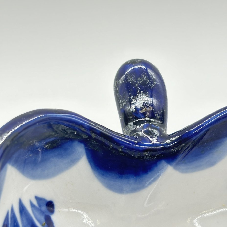 Конфетница в форме листа с растительным декором, Шекма-Гжель (Шевлягинский завод специальной керамики)
