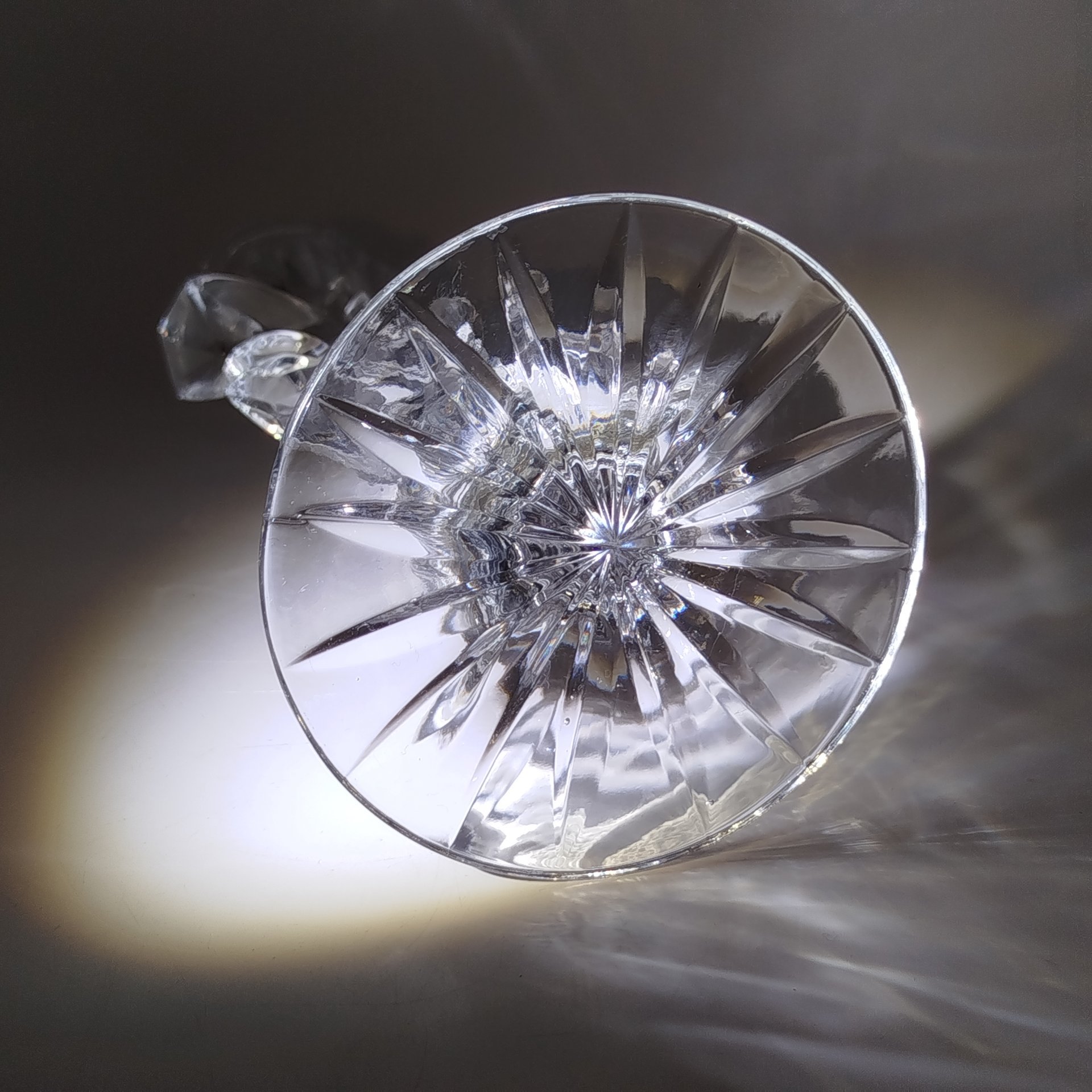 Подсвечник в виде цветка, стекло, Гусевской хрустальный завод (Гусь-Хрустальный), Россия, 1990-2020 гг.