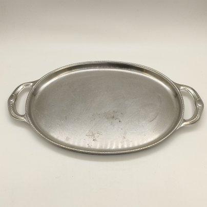 Поднос овальной формы, украшенный орнаментальным декором