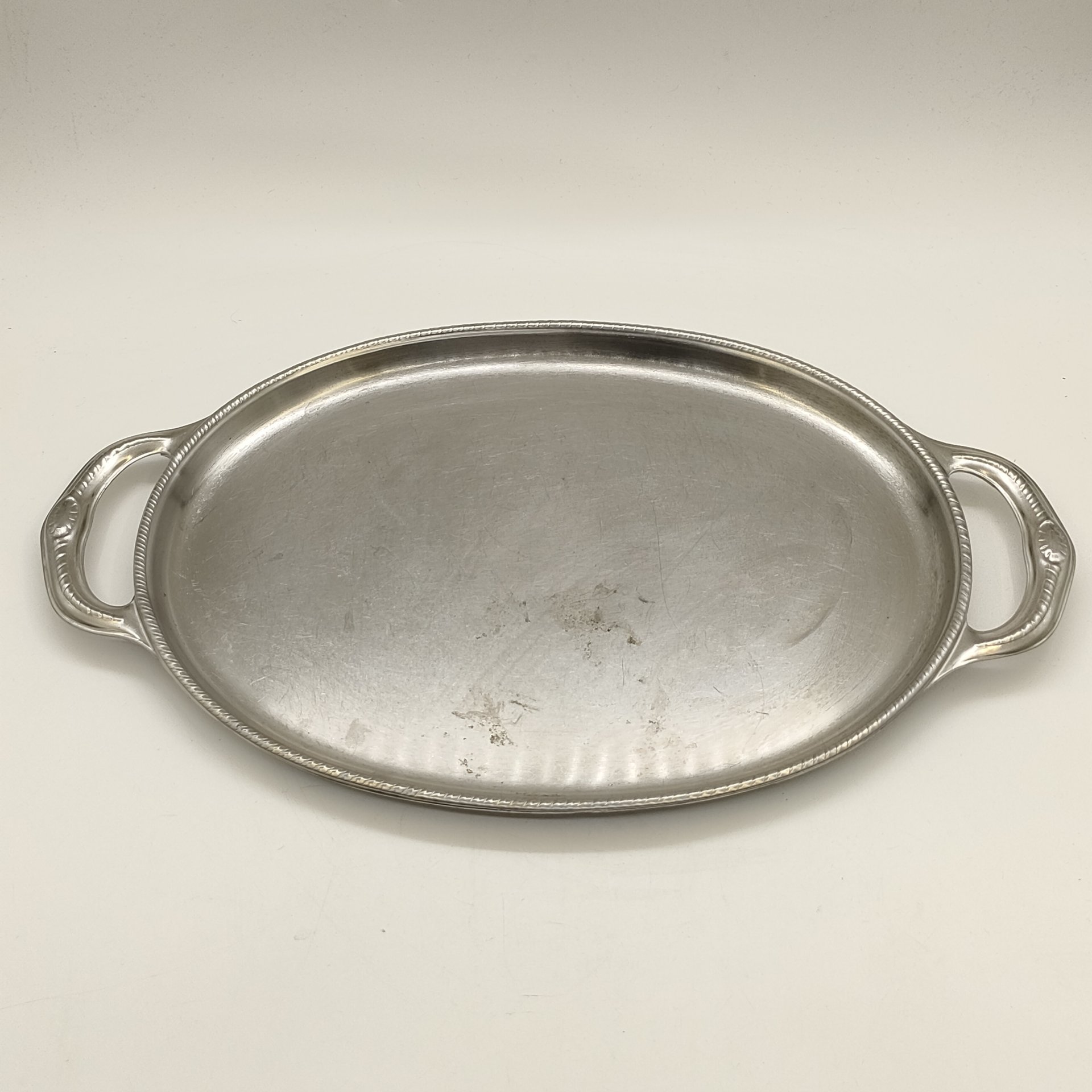 Поднос овальной формы, украшенный орнаментальным декором