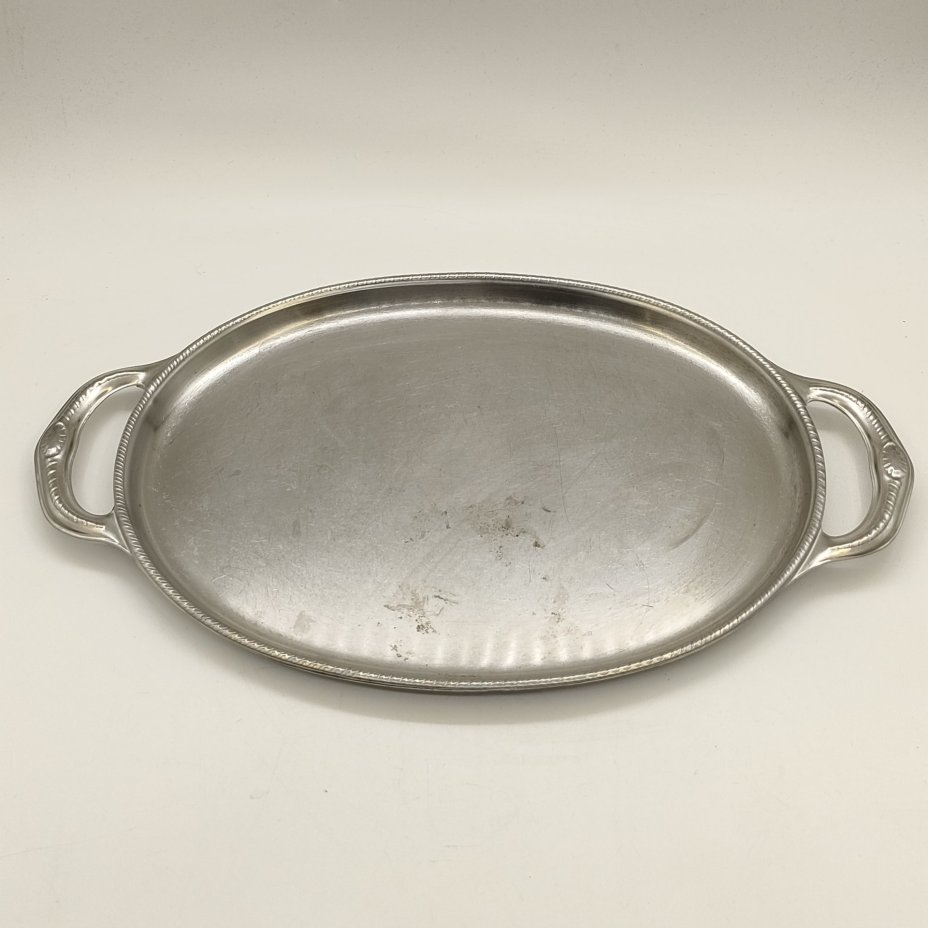 Поднос овальной формы, украшенный орнаментальным декором