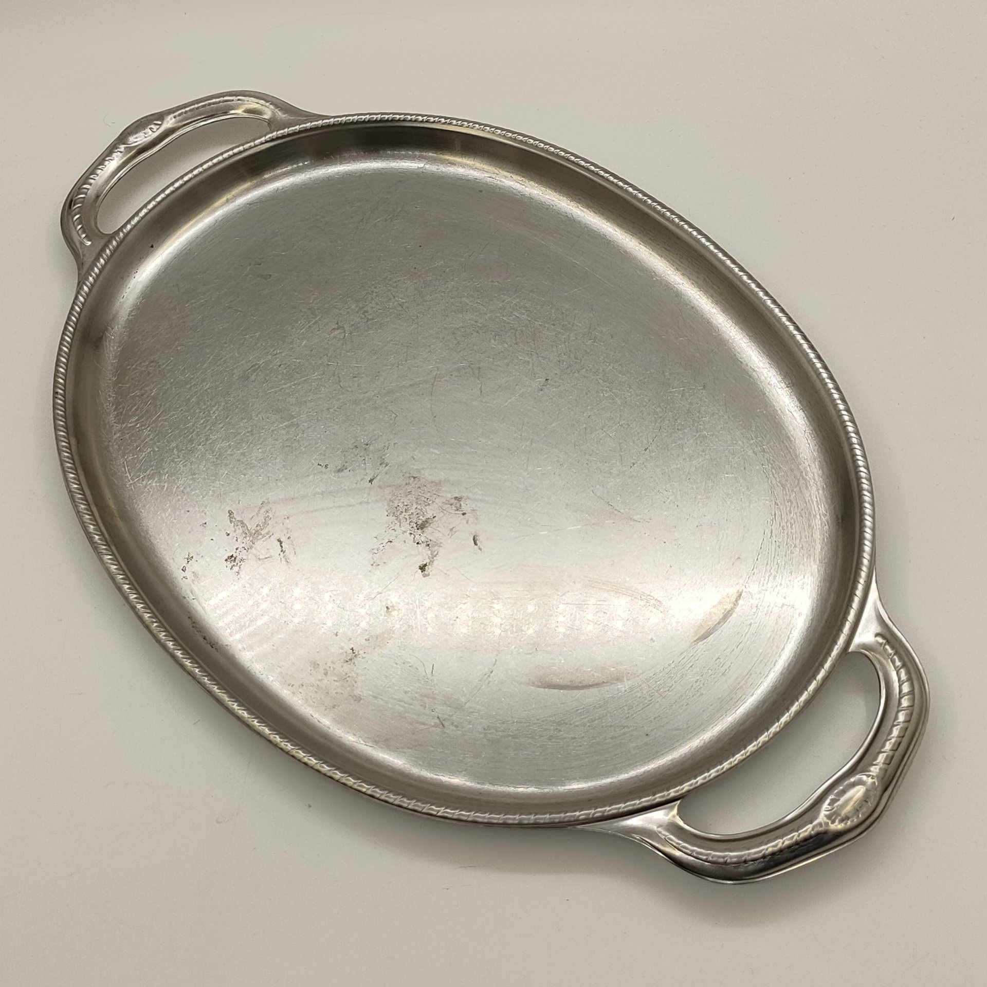 Поднос овальной формы, украшенный орнаментальным декором