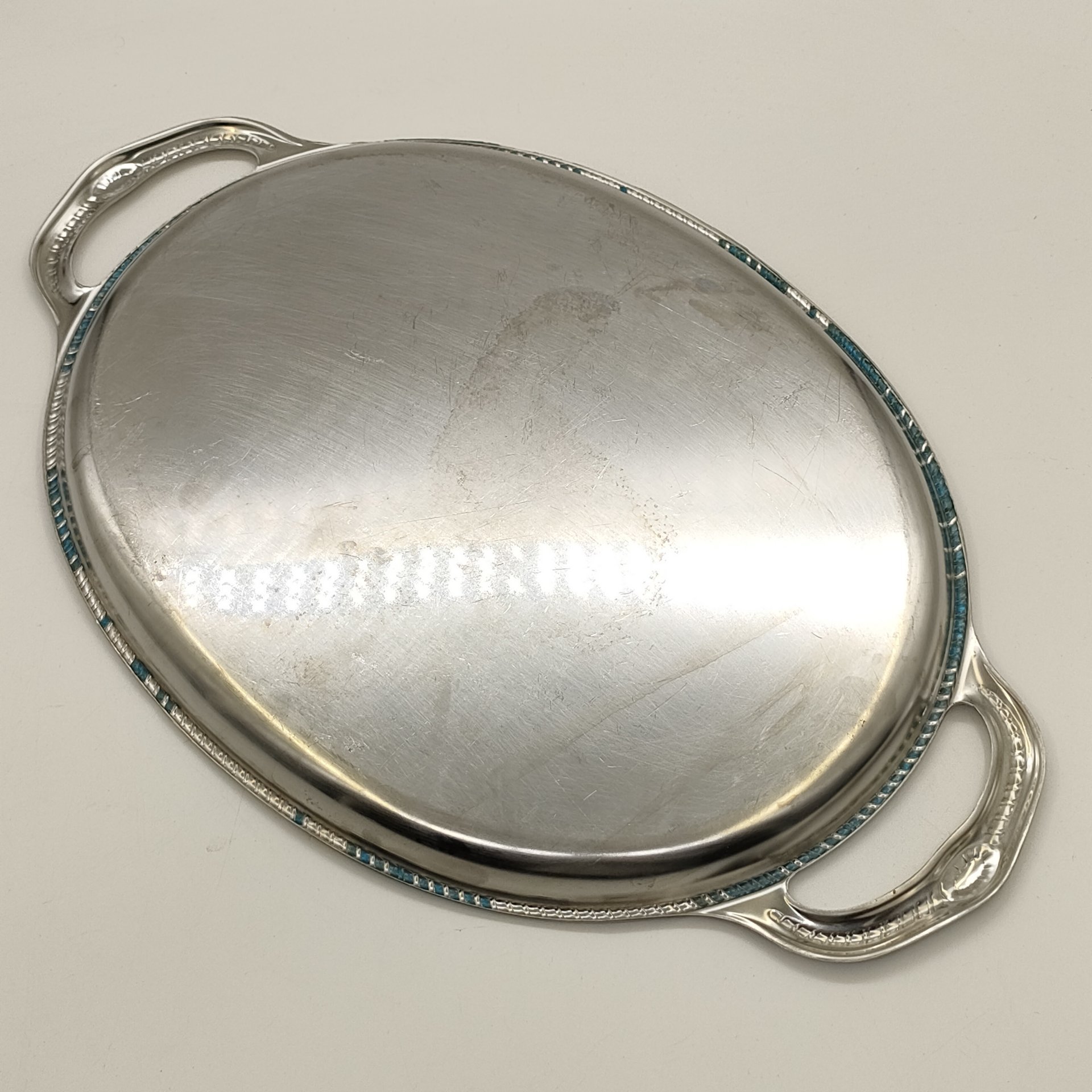 Поднос овальной формы, украшенный орнаментальным декором